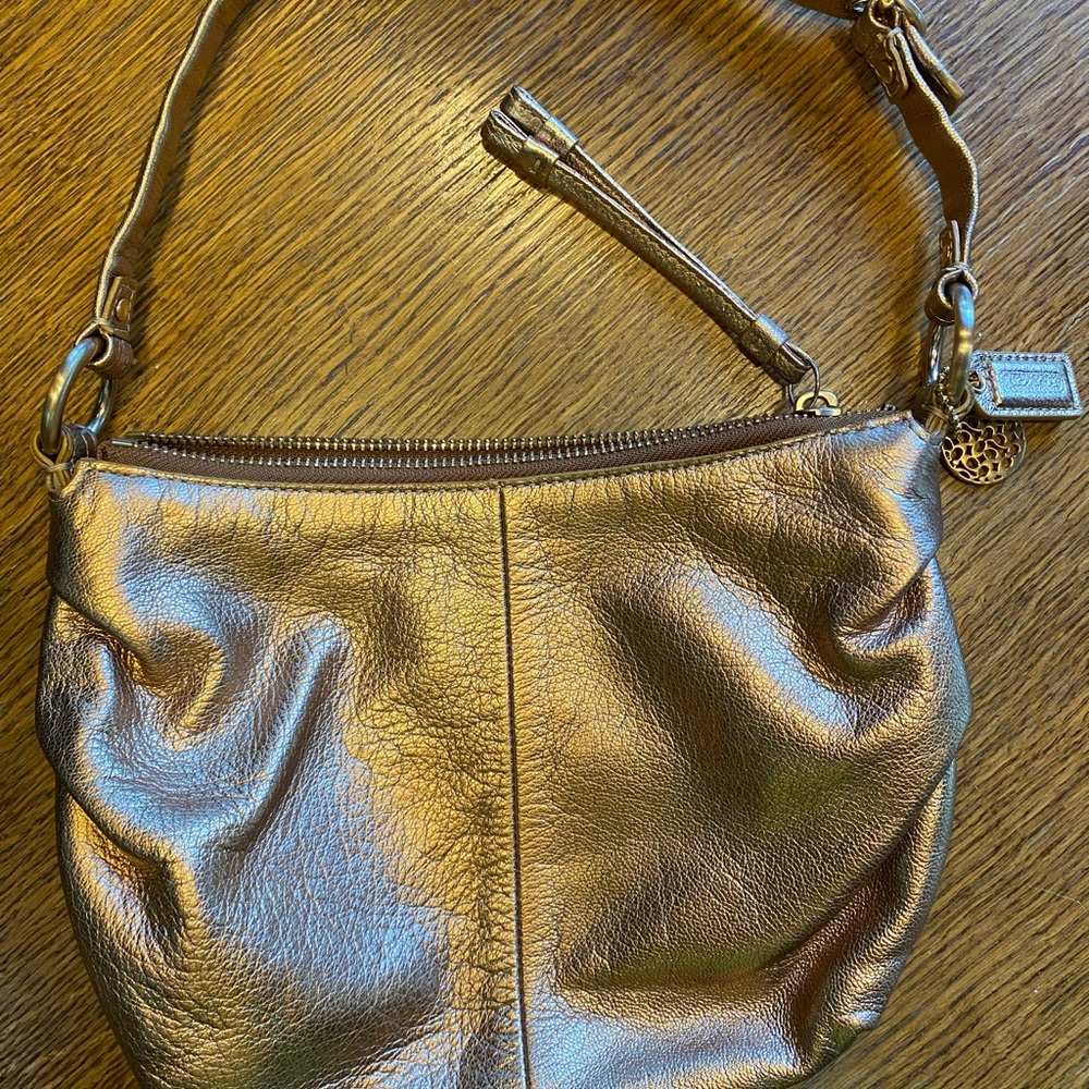 COACH HANDBAG IN EXCELLENT CONDITION. METALLIC COPPER COLOR.  9.5” X 7”